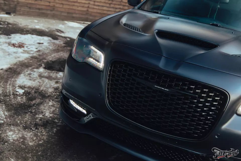 Обновленный Chrysler 300C! Кузовной ремонт и полный окрас кузова, оклейка матовым полиуретаном, комплексная шумоизоляция и сабвуферное звено, плановое ТО